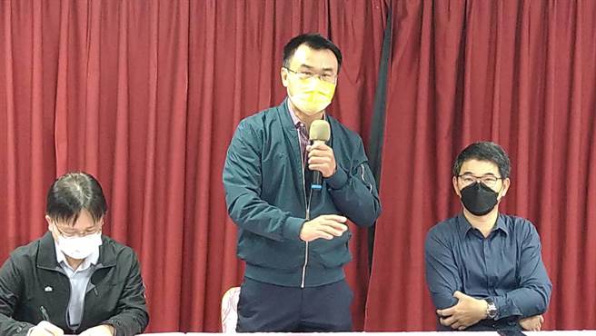 國民黨立委賴士葆認為農委會主委陳吉仲（中）善用言詞狡辯及網軍治理的能力遠甚於農經專業。（資料照／周麗蘭攝）