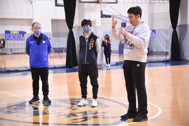 赛事期间聘请手语翻译协助选手了解赛事状况，期许各位好手争取最佳成绩。（台中市府提供／卢金足台中传真）