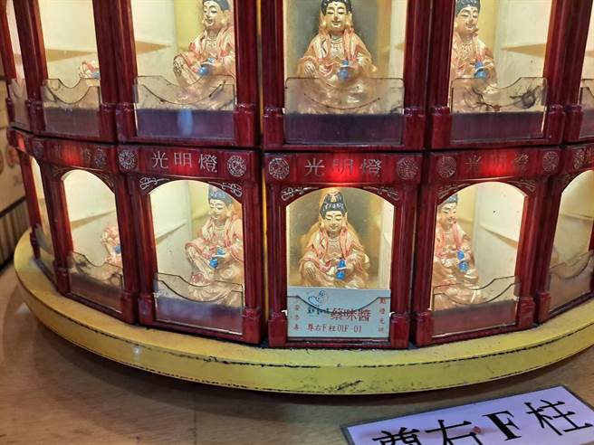 今认养毛宝贝饲主不仅能获得动保处特别好礼，也可获得接云寺提供免费宠物光明灯。（新北市动保处提供）