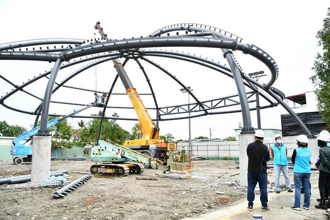 花莲县吉安乡公所获客家委员会「客庄社区环境营造」专案计画，在吉安国小风雨球场钢构顶棚上，建置1朵大的油桐花，目前进度已达一半，预计4月完工，届时将配合全国中等学校运动会启用。（吉安乡公所提供／罗亦晽花莲传真）