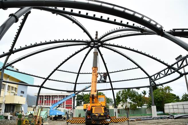 花莲县吉安乡公所获客家委员会「客庄社区环境营造」专案计画，在吉安国小风雨球场钢构顶棚上，建置1朵大的油桐花，目前进度已达一半，预计4月完工，届时将配合全国中等学校运动会启用。（吉安乡公所提供／罗亦晽花莲传真）