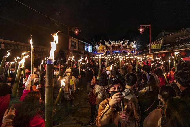 北埔乡「正月十五油笐火」有500名游客聚集在慈天宫庙坪广场，引火后夜游秀峦山。（罗浚滨摄）