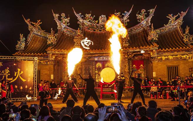 北埔乡「正月十五油笐火」的火舞，让民眾惊呼连连。（罗浚滨摄）