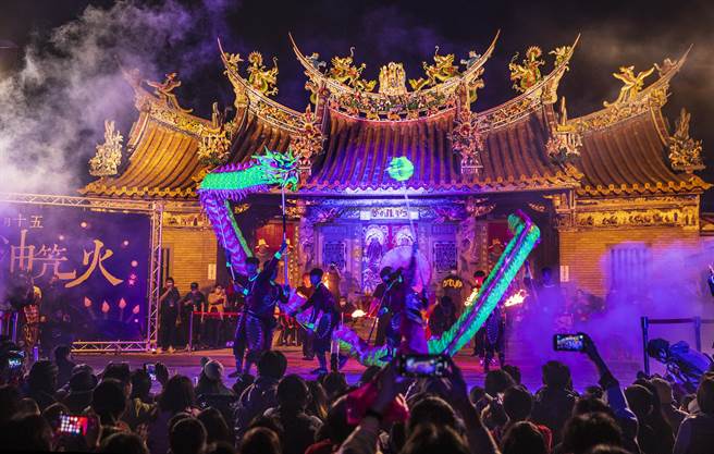 北埔乡「正月十五油笐火」的萤光龙，活灵活现。（罗浚滨摄）