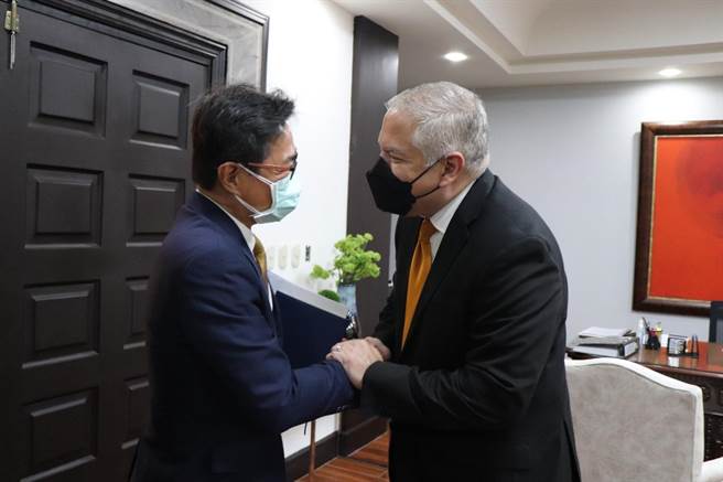 宏都拉斯外交暨国际合作部长雷依纳（右）11日与我国驻宏都拉斯大使温曜祯（左）会面。（取自雷依纳推特）