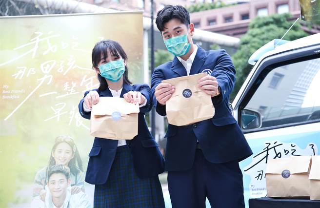 周興哲（右）跟李沐今早親自發送早餐回饋影迷。（陳俊吉攝）