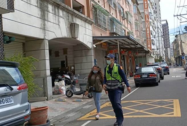 萧姓男子与妻子、妻子妹妹、妹妹男友还外出游玩，路上2人又发生大吵，直到凌晨他才痛下杀手；妻子案发后悲戚的身影曝光。（翻摄照片）