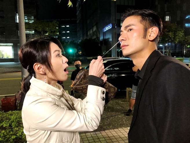 星卉假装帮亮哲戳鼻孔快筛。（三立提供）