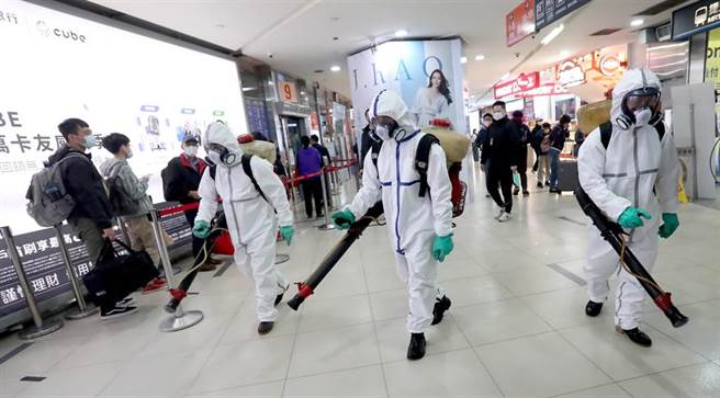 连续两天本土个案15例，是否可迎来解封？指挥中心发言人庄人祥说，仍要维持戒慎不恐惧的心态。图为工作人员前往市府转运站周边喷洒消毒药剂。（资料照，郑任南摄）