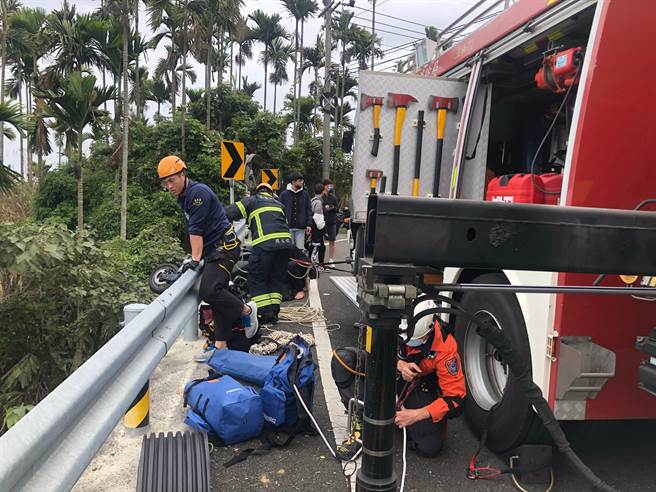 嘉义县消防局用吊臂吊挂篮式担架垂降山谷救援。（嘉义县消防局提供／廖素慧嘉县传真）