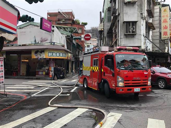 新北市三重区117巷某民宅4楼今（13日）下午1时许传出爆炸声响，警、消获报前往抢救。（翻摄画面）