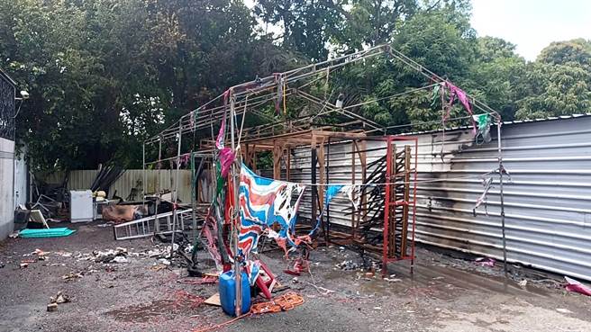 台南盐水一处空地制作中炮城不明原因起火燃烧。（读者提供／刘秀芬台南传真）