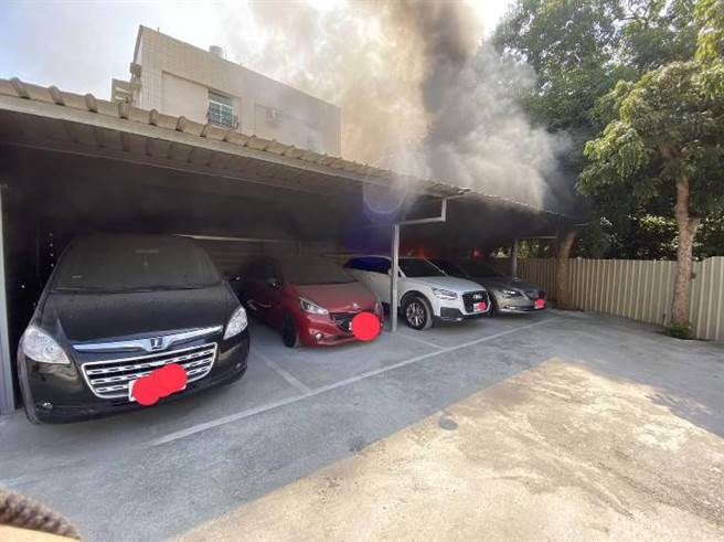 台南盐水一处空地制作中炮城不明原因起火燃烧，波及一旁车辆。（读者提供／刘秀芬台南传真）