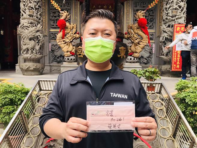 新北市议员张志豪更拿出日前总统亲笔鼓励的文字，承诺一定会努力为中和打拚。（张志豪提供）