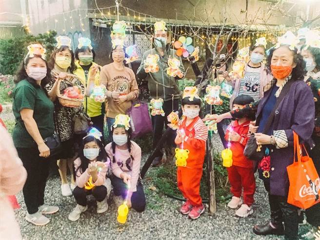 北市民安里长罗孝英表示，今年除了文昌宫赠送的提灯外，也自掏腰包印制能戴在头上的虎年小提灯。（罗孝英提供／游念育台北传真）