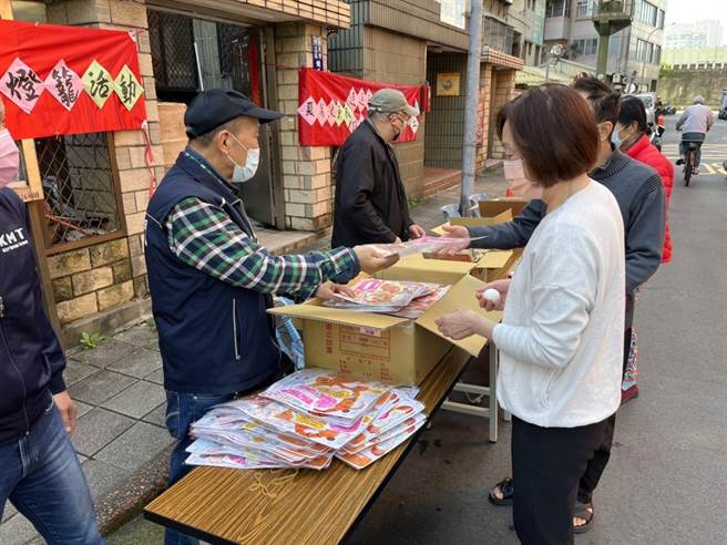 北市网溪里长夏万浪表示，每年发放小提灯对里民来说是个期盼，而小朋友高兴全家也都开心。（夏万浪提供／游念育台北传真）