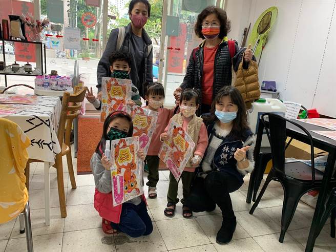 大安区法治里长林佩燕指出，北市虽停止发放小提灯，但里民都很希望能恢復发放。（林佩燕提供／游念育台北传真）