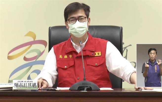 因應國小14日開學，市府要求有上呼吸道症狀的家長師生不得入校，醫療院所加強採檢通報，學校要落實追蹤學生家人健康，安親班及幼兒園比照國小防疫措施。（高市府提供／袁庭堯高雄傳真）