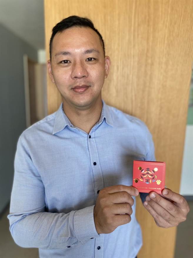 國民黨台中市黨部發言人涂力旋強調，市長盧秀燕分發紅包給小朋友，讓孩子新年喜氣，營養午餐的預算早就編列完成，不滿民進黨扭曲抹黑。（國民黨台中市黨部提供／盧金足台中傳真）