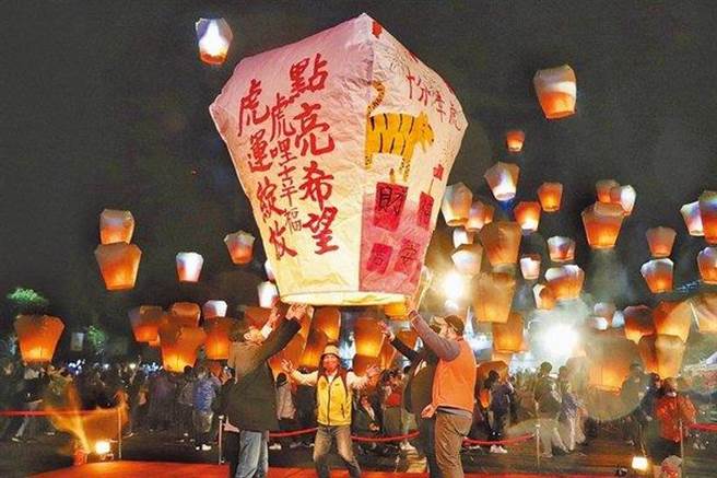 2022年新北市平溪天燈節首場活動12日在平溪國中登場。（新北市觀旅局提供）