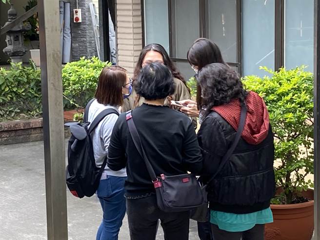 家住台中的蕭姓軍人13日殺害2名幼子後輕生，蕭男仍在醫院急救，而下午劉姓妻子在家人陪同下趕赴殯儀館，接受檢察官詢問。（張妍溱攝）