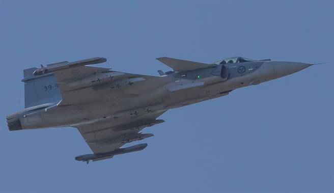 瑞典绅宝集团（Saab AB）的「狮鹫」E战机换装了更够力的GE F414引擎。（达志影像/Shutterstock）