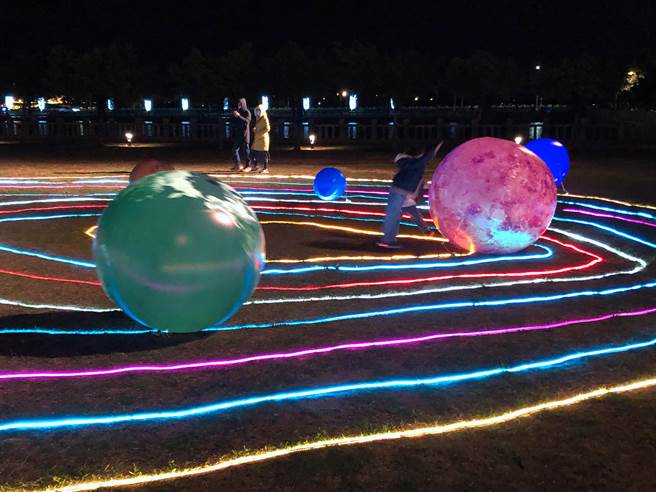 星光流泄的草地灯海，舖排出唯美、浪漫的气氛，最适合亲子同游留下美好回忆。（李金生摄）