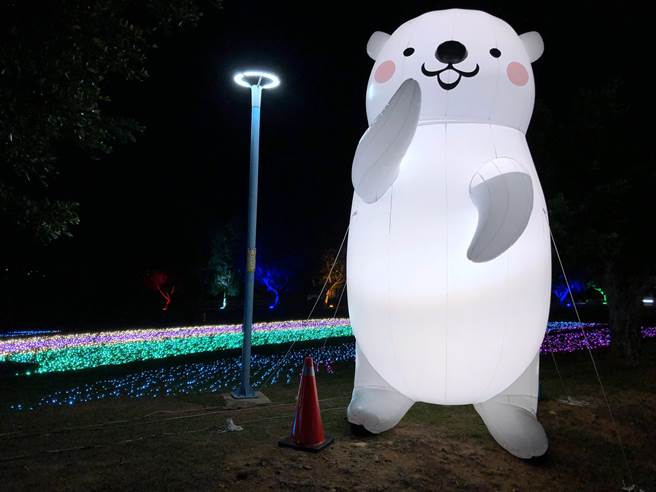 5米巨大水獭现身莒光湖畔草地，魔幻呆萌的模样疗癒大家的心。（李金生摄）