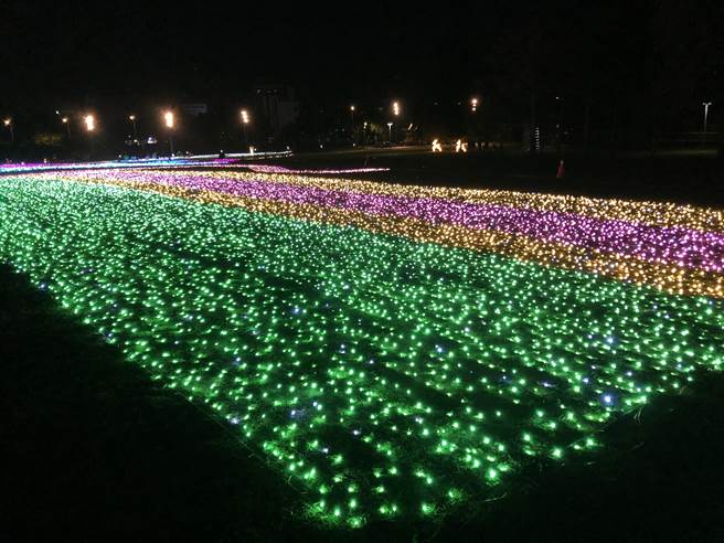 星光流泄的草地灯海，舖排出唯美、浪漫的气氛。（李金生摄）