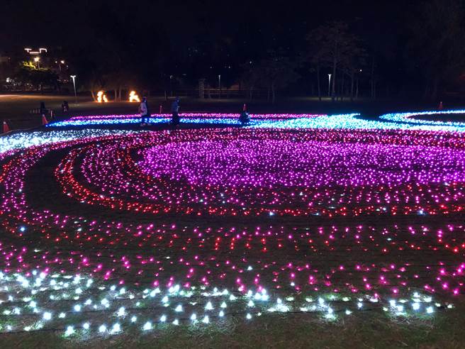 眩目夺人的灯影让莒光湖畔和滨海公园城镇之心一起跳动起来。（李金生摄）