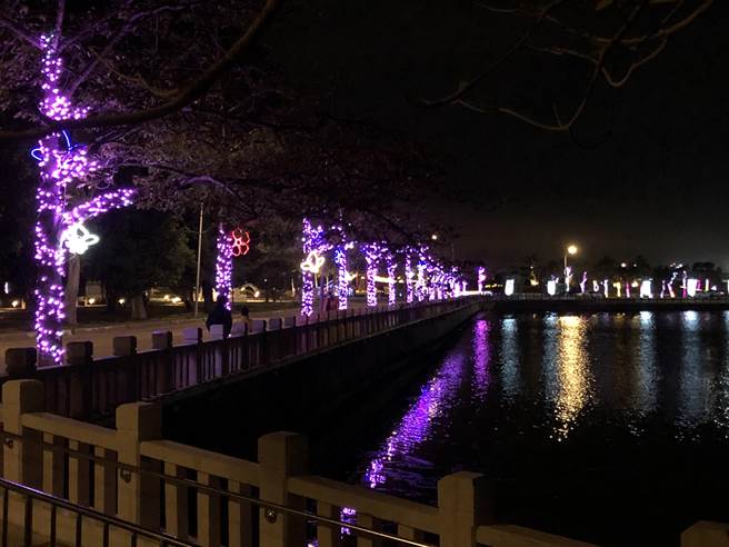 眩目夺人的灯影让莒光湖畔和滨海公园城镇之心一起跳动起来。（李金生摄）