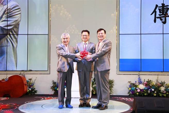 （中菁会会长交接典礼，右一为新任会长顏德新。图/业者提供）
