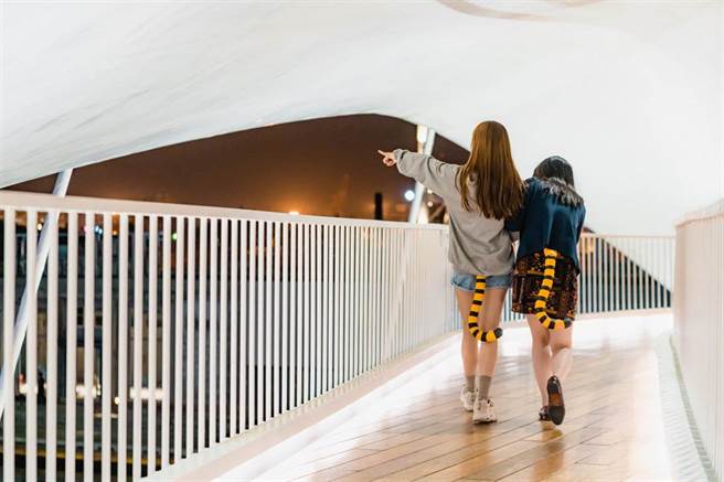 2022台灣燈會推出的限定商品「虎尾燈」意外暴紅，一開賣就被秒殺。圖為老虎尾巴造型的「虎尾燈」。（高雄市文化局提供／洪靖宜高雄傳真）