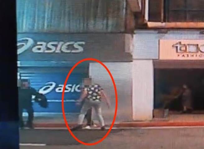 李姓男子12日凌晨在西门町一处KTV前持刀攻击他人，遭警方以杀人未遂罪送办。（图／民眾提供）