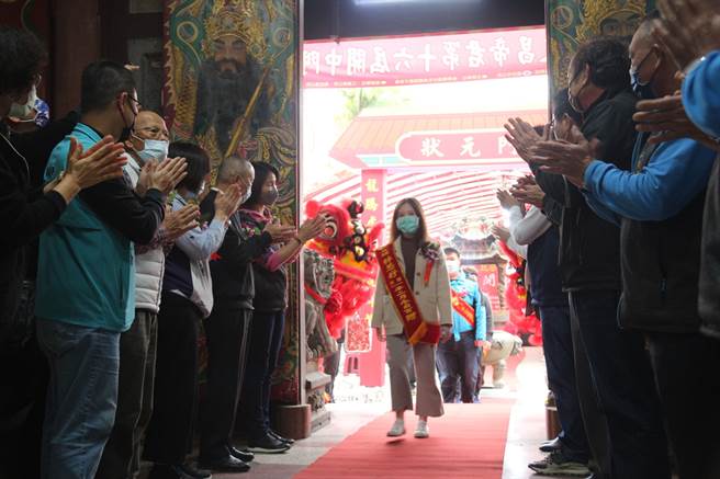 苗栗县头份市永贞宫13日上午擧办第16届开中门活动，1位博士及9位高考及格的士子受表扬。（苗栗县政府提供／李京升苗栗传真）