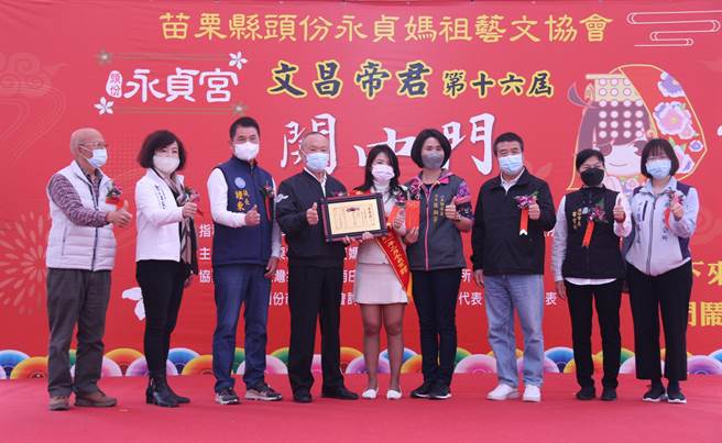 县长徐耀昌、议长锺东锦等人到场颁赠奖状给士子们。（苗栗县政府提供／李京升苗栗传真）