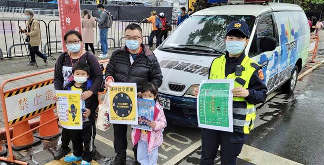 机动派出所总是居间扮演柔性宣导及劝导角色，除了延续正面形象外，更拉近与市民的感情距离。（图／保安警察大队提供）