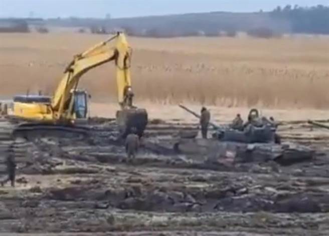 十几辆俄罗斯陆军T-72战车在演习期间陷在泥泞中。(图/defence-blog)