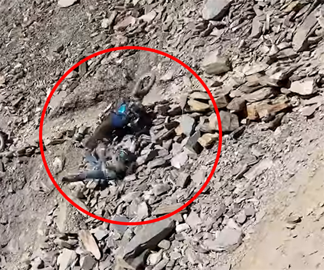 南投丹大林道12日发生机车坠落山谷的意外，所幸坠谷骑士并无生命危险。（民眾提供）