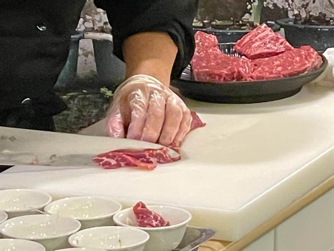 台湾源兴牛牛肉，口感超越美牛及大部分进口牛肉，肉质甜美且具有奶香味、保水性佳，全熟也不乾柴，有台湾和牛之美名。（源牛餐厅提供）