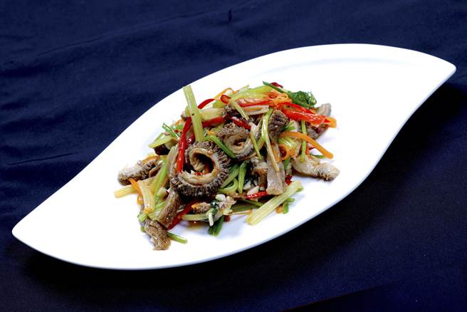 源牛手路菜飘香牛肉筋、爆炒百叶肚、火爆牛肠、孜然牛肉筋等特色料理。（源牛餐厅提供）