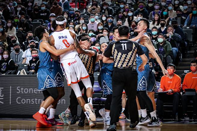 领航猿认为吴岱豪(右)应该被吹二级恶性犯规才对。(PLG提供)