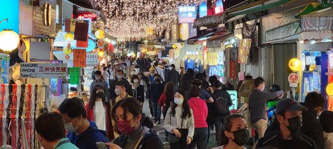 士林夜市被拍到许久没见的「万头攒动」画面，让网友吓傻直呼：快10年没看到。(图截自脸书/台北市士林夜市国际观光发展协会)