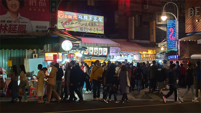 网友PO照表示，士林夜市已经很久没看到人来人往、川流不息的人潮。(图/截自脸书)