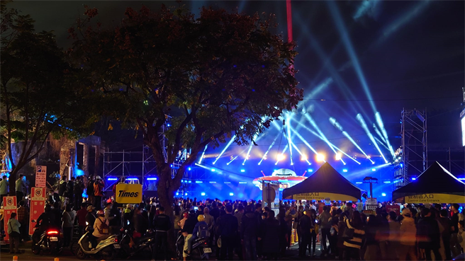 台北灯节昨(12)日晚在士林点亮主灯，士林夜市出现许久未见的人潮。(图/截自脸书)