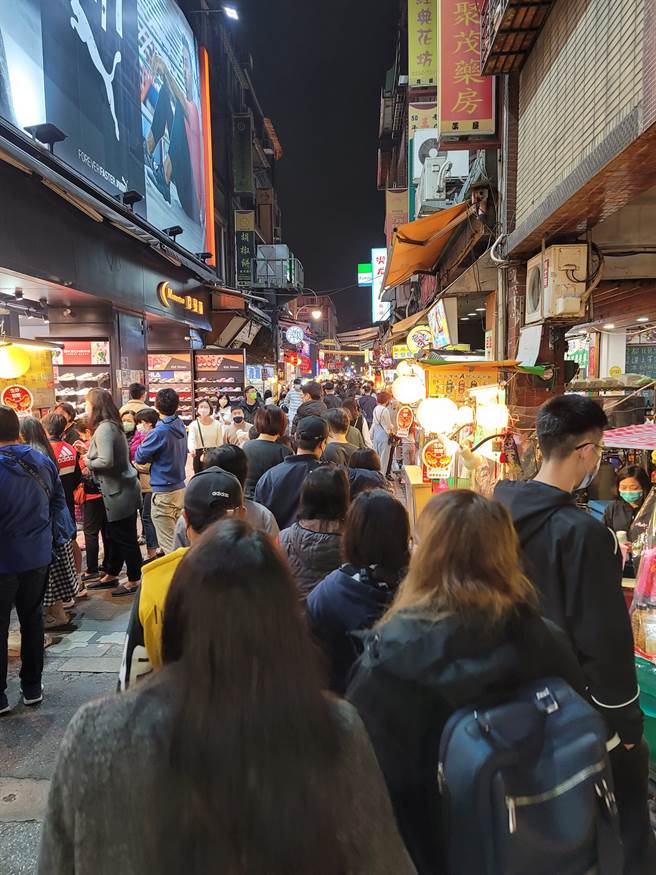 士林夜市商圈也在脸书表示，整个夜市只能用人山人海来形容。(图/截自士林夜市商圈 Shilin Night Market脸书)