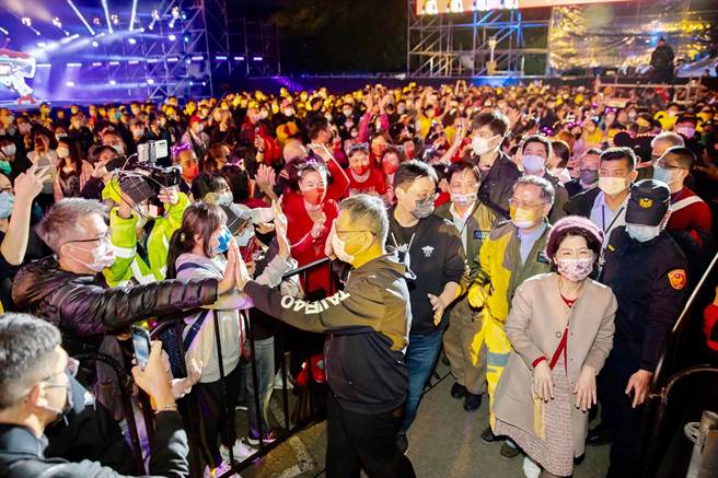 2022台北灯节正式登场，昨晚在士林点亮「宇宙飞船」主灯，台北市副市长蔡炳坤在脸书感动表示，「士林回来了，我也哭了！」。(图/截自蔡炳坤脸书)