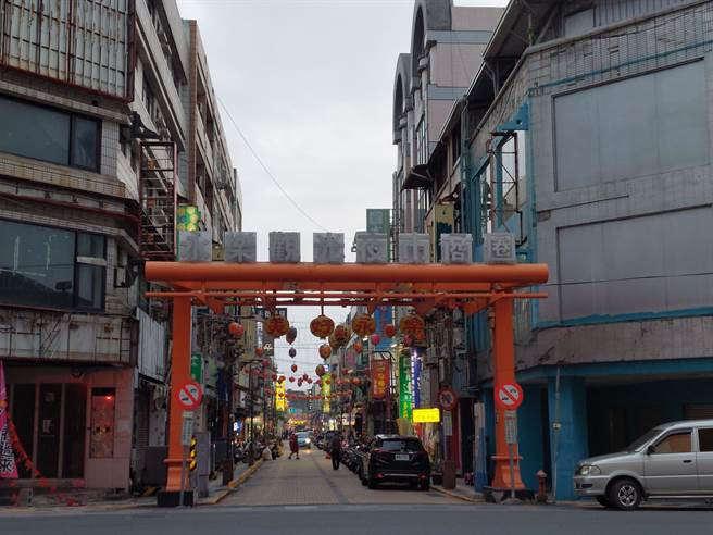 曾是全彰化县最热闹繁华的彰化市永乐街，近年面临人潮流失危机，假日傍晚店面灯光、人潮稀落，中山路口转角金店面也已招租多时。（谢琼云摄）