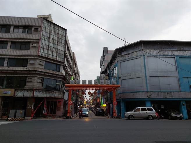 曾是全彰化县最热闹繁华的彰化市永乐街，近年面临人潮流失危机，假日傍晚店面灯光、人潮稀落，中山路口转角金店面也已招租多时。（谢琼云摄）