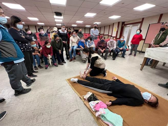 金門縣觀光解說員接受「BLS基本救命術培訓」，33人通過檢定取得國際紅十字會基本救命術合格證書。（金門縣府觀光處提供）